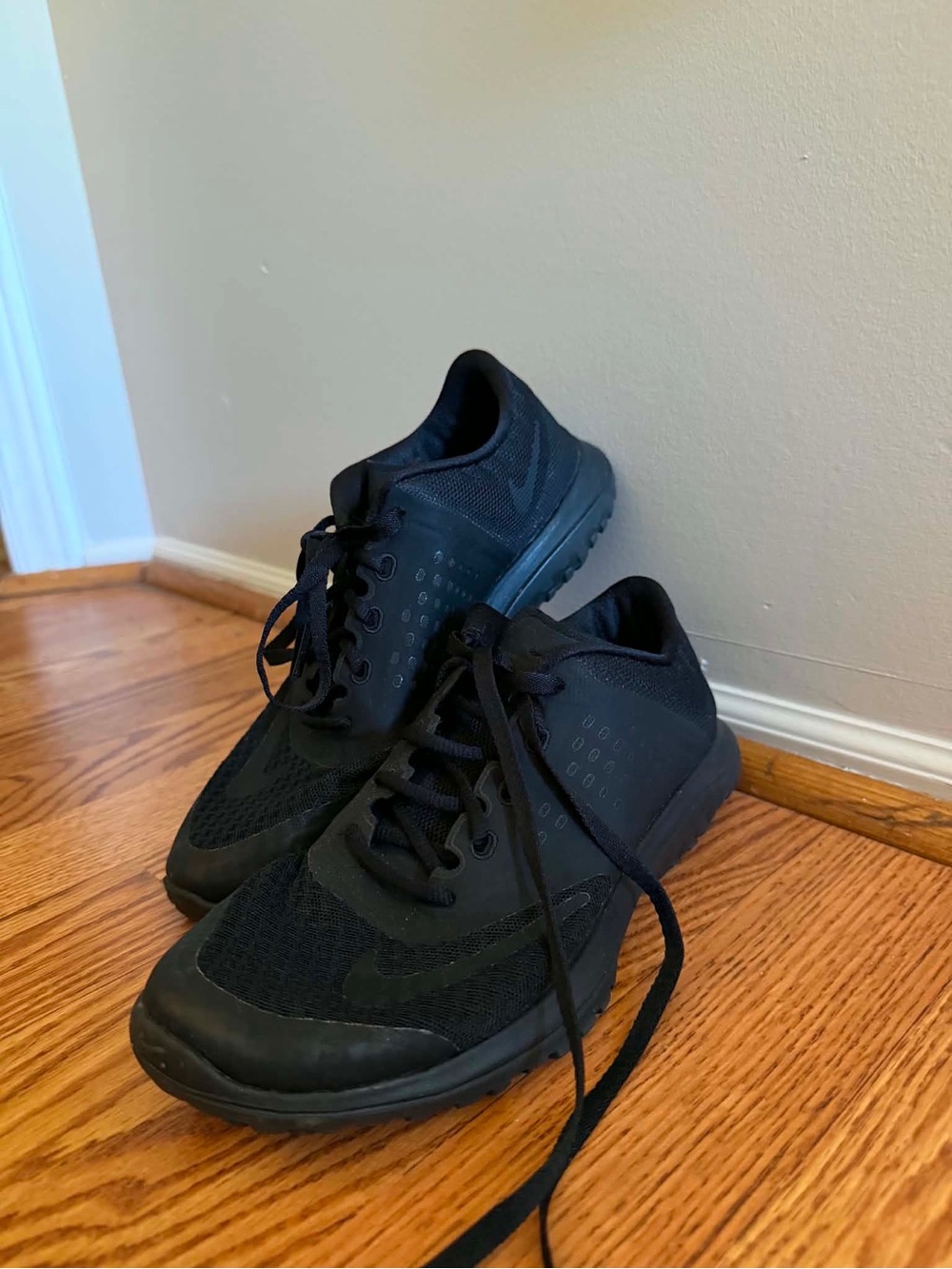 Nike Women’s Black Low-Top Running Sneakers Size 6